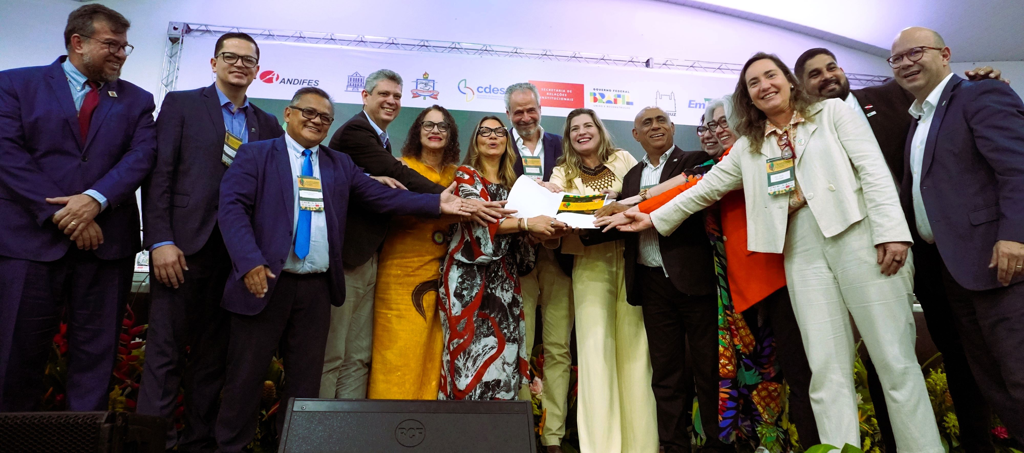 ICTs amazônicas entregam documento com as contribuições regionais no tema das mudanças climáticas ao presidente da COP30